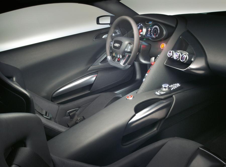 Интерьер Audi R8 Le Mans Quattro Concept 2003 года  (фото 13 из 42)